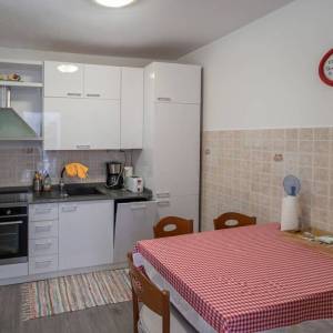 Kuća s bazenom / PRVI RED DO MORA