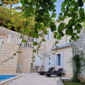 Kuća s bazenom / PRVI RED DO MORA