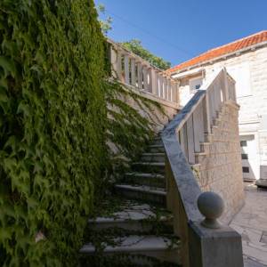 Kuća s bazenom / PRVI RED DO MORA