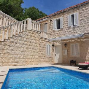 Kuća s bazenom / PRVI RED DO MORA