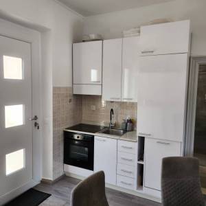 Kuća s bazenom / PRVI RED DO MORA