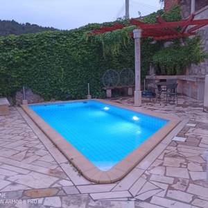 Kuća s bazenom / PRVI RED DO MORA