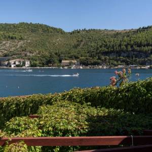 Kuća s bazenom / PRVI RED DO MORA