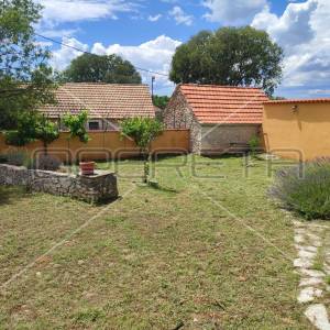 Kuća s predivnim dvorištem u Lozovcu, 789 m2