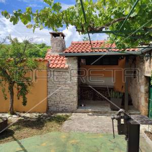 Kuća s predivnim dvorištem u Lozovcu, 789 m2