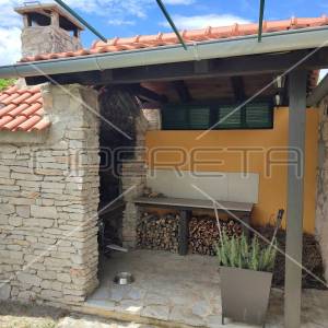 Kuća s predivnim dvorištem u Lozovcu, 789 m2