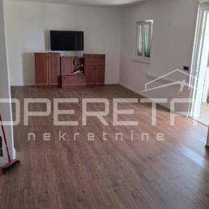 Kuća s predivnim dvorištem u Lozovcu, 789 m2