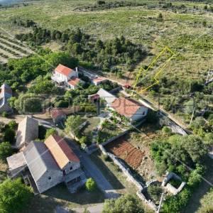 Kuća s predivnim dvorištem u Lozovcu, 789 m2