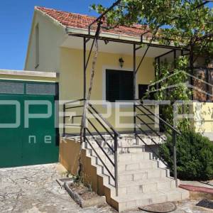 Kuća s predivnim dvorištem u Lozovcu, 789 m2