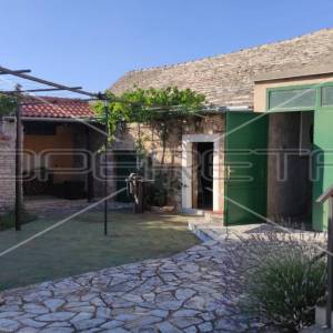 Kuća s predivnim dvorištem u Lozovcu, 789 m2