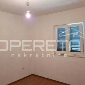 Kuća s predivnim dvorištem u Lozovcu, 789 m2