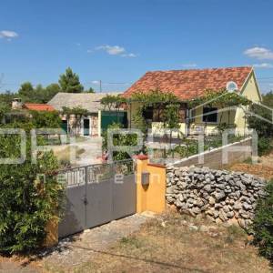 Kuća s predivnim dvorištem u Lozovcu, 789 m2