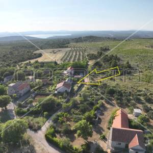 Kuća s predivnim dvorištem u Lozovcu, 789 m2