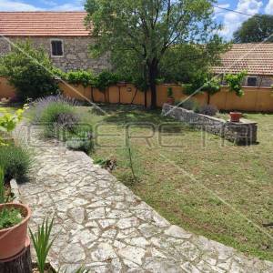 Kuća s predivnim dvorištem u Lozovcu, 789 m2