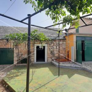 Kuća s predivnim dvorištem u Lozovcu, 789 m2