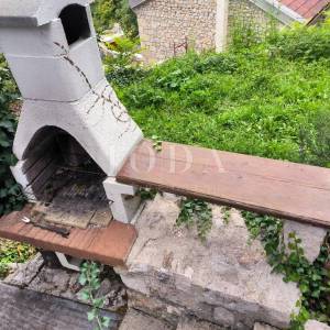 Kuća sa dva adaptirana apartmana