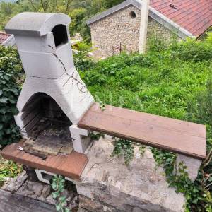 Kuća sa dva adaptirana apartmana i starina za adaptaciju