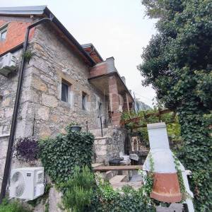 Kuća sa dva adaptirana apartmana i starina za adaptaciju
