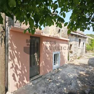 KUĆA SA RUŠEVINOM U MIRNOM DIJELU PELJEŠCA