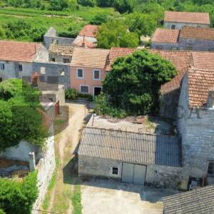 KUĆA SA RUŠEVINOM U MIRNOM DIJELU PELJEŠCA