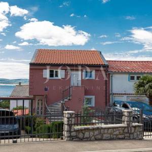 Kuća sa tri apartmana na top lokaciji