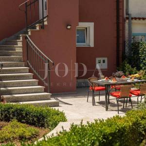 Kuća sa tri apartmana na top lokaciji