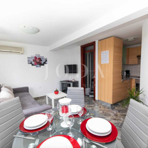 Kuća sa tri apartmana na top lokaciji