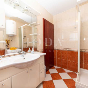 Kuća sa tri apartmana na top lokaciji