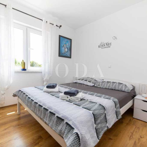 Kuća sa tri apartmana na top lokaciji