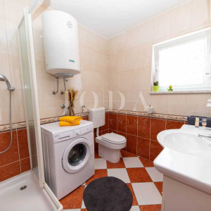 Kuća sa tri apartmana na top lokaciji