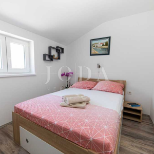 Kuća sa tri apartmana na top lokaciji