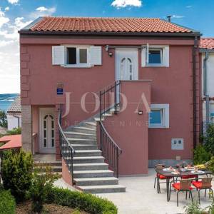 Kuća sa tri apartmana na top lokaciji