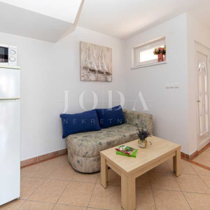 Kuća sa tri apartmana na top lokaciji