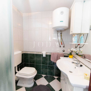 Kuća sa tri apartmana na top lokaciji