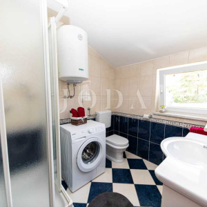 Kuća sa tri apartmana na top lokaciji