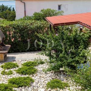 Kuća sa tri apartmana na top lokaciji