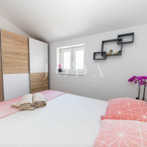 Kuća sa tri apartmana na top lokaciji