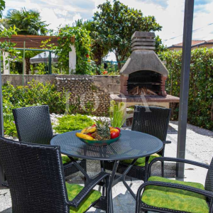 Kuća sa tri apartmana na top lokaciji