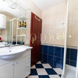 Kuća sa tri apartmana na top lokaciji