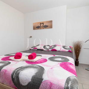 Kuća sa tri apartmana na top lokaciji