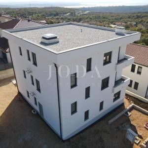 Kuća sa tri stana i bazenom