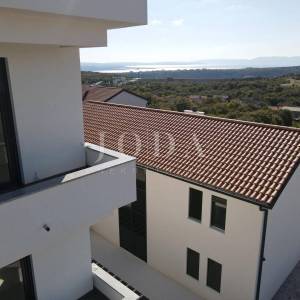 Kuća sa tri stana i bazenom