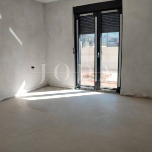 Kuća sa tri stana i bazenom