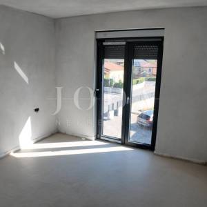 Kuća sa tri stana i bazenom