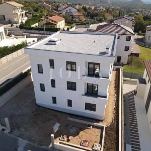 Kuća sa tri stana i bazenom