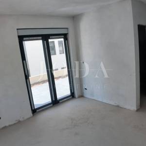 Kuća sa tri stana i bazenom