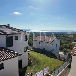 Kuća sa tri stana i bazenom