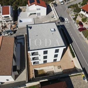 Kuća sa tri stana i bazenom