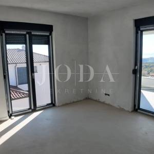 Kuća sa tri stana i bazenom