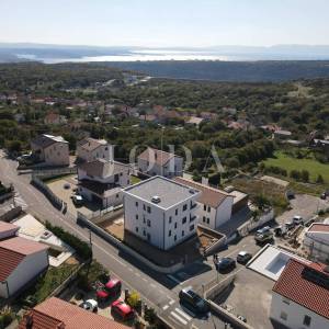 Kuća sa tri stana i bazenom